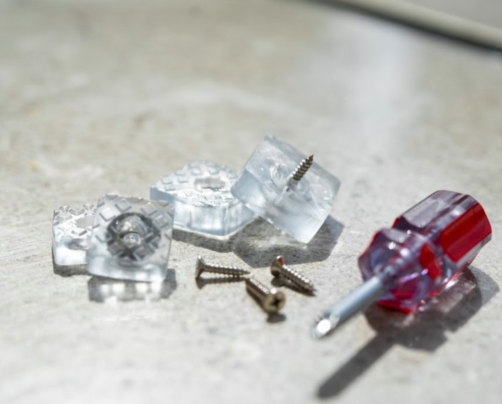 Möbeltassar, anti-glid, i gummi med skruv