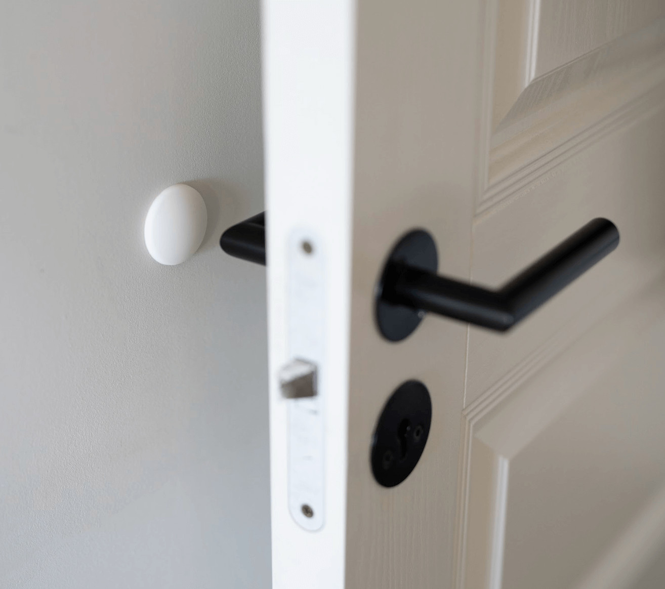 Oven pysäyttäjä, seinäsuoja