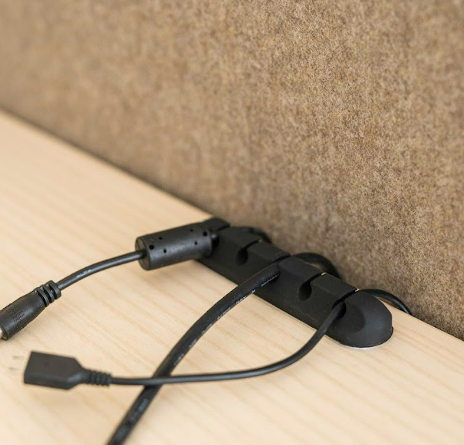 Kaapeliklipsit Liima pöydälle