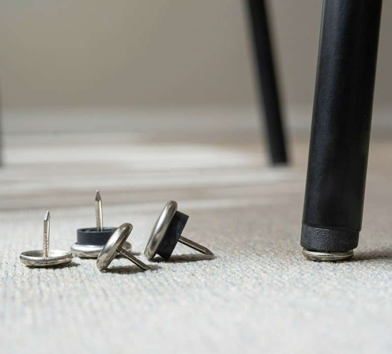 Metalliset tuolin liukukiskot huonekaluille matoilla