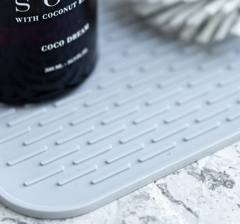 Kumimatto keittiön työpöydälle